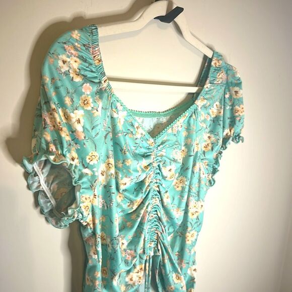Floral Crop Top with Fitted Sleeves and Pull/Cinching in the Front XL - Picture 2 of 5